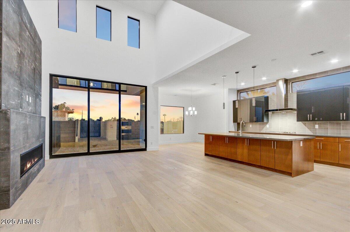 100 W NORTHERN Avenue, 7
