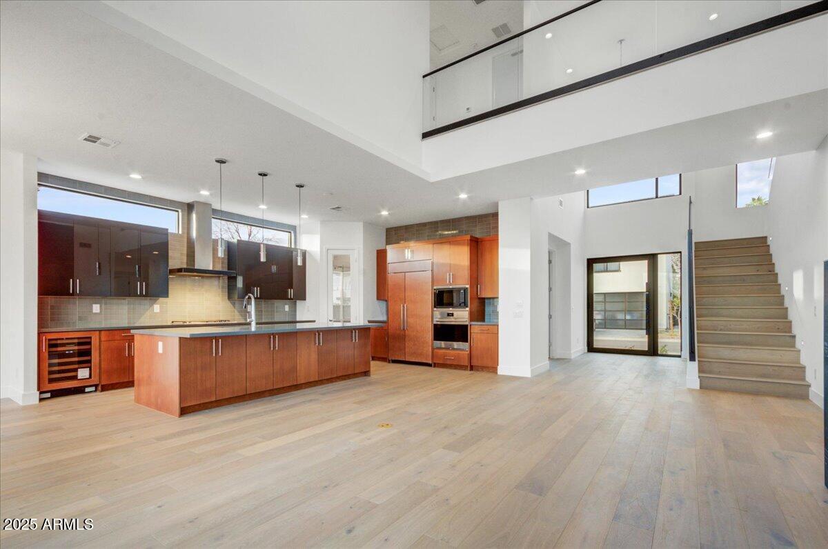100 W NORTHERN Avenue, 7