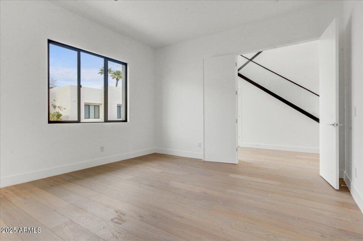 100 W NORTHERN Avenue, 7