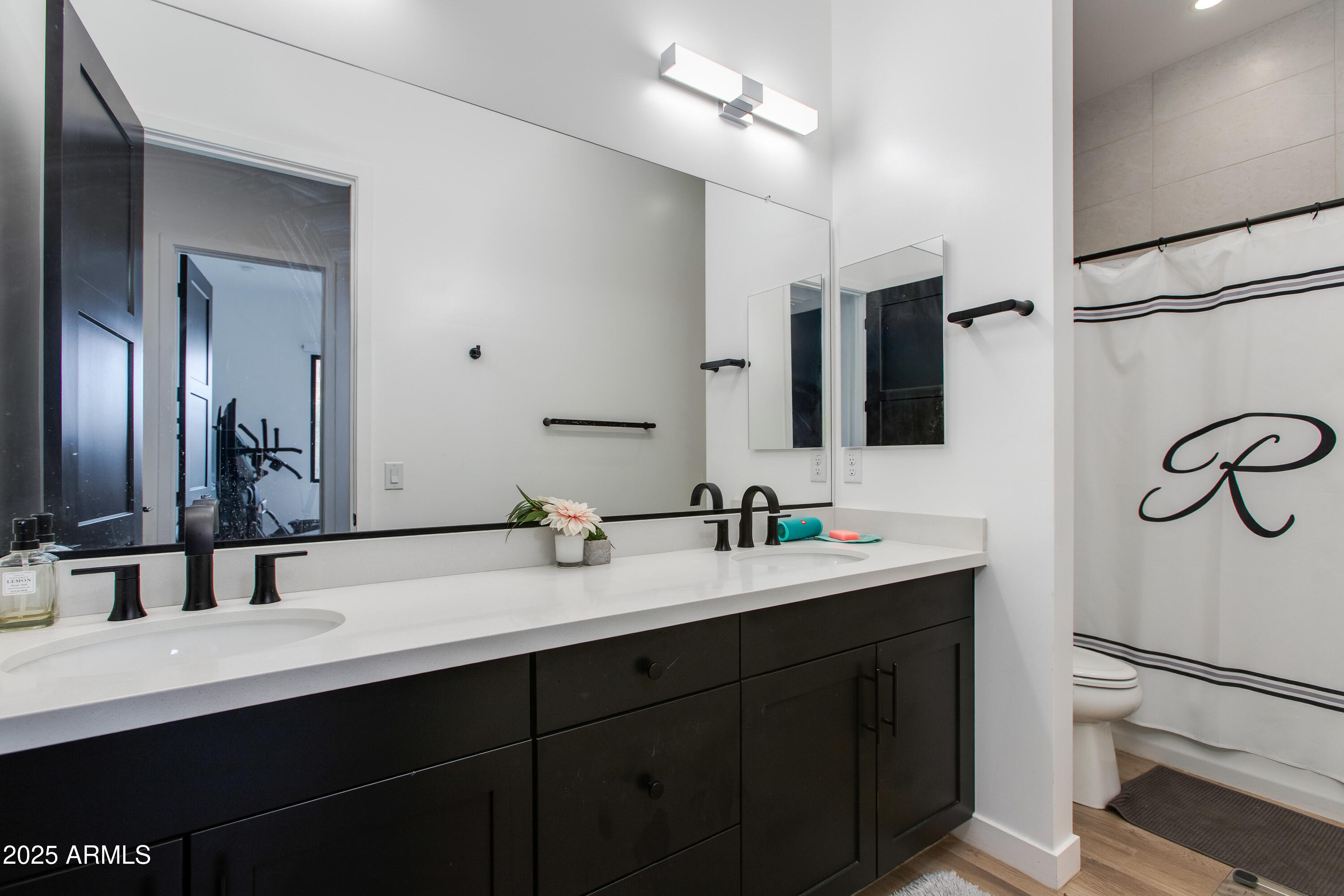 100 W NORTHERN Avenue, 1