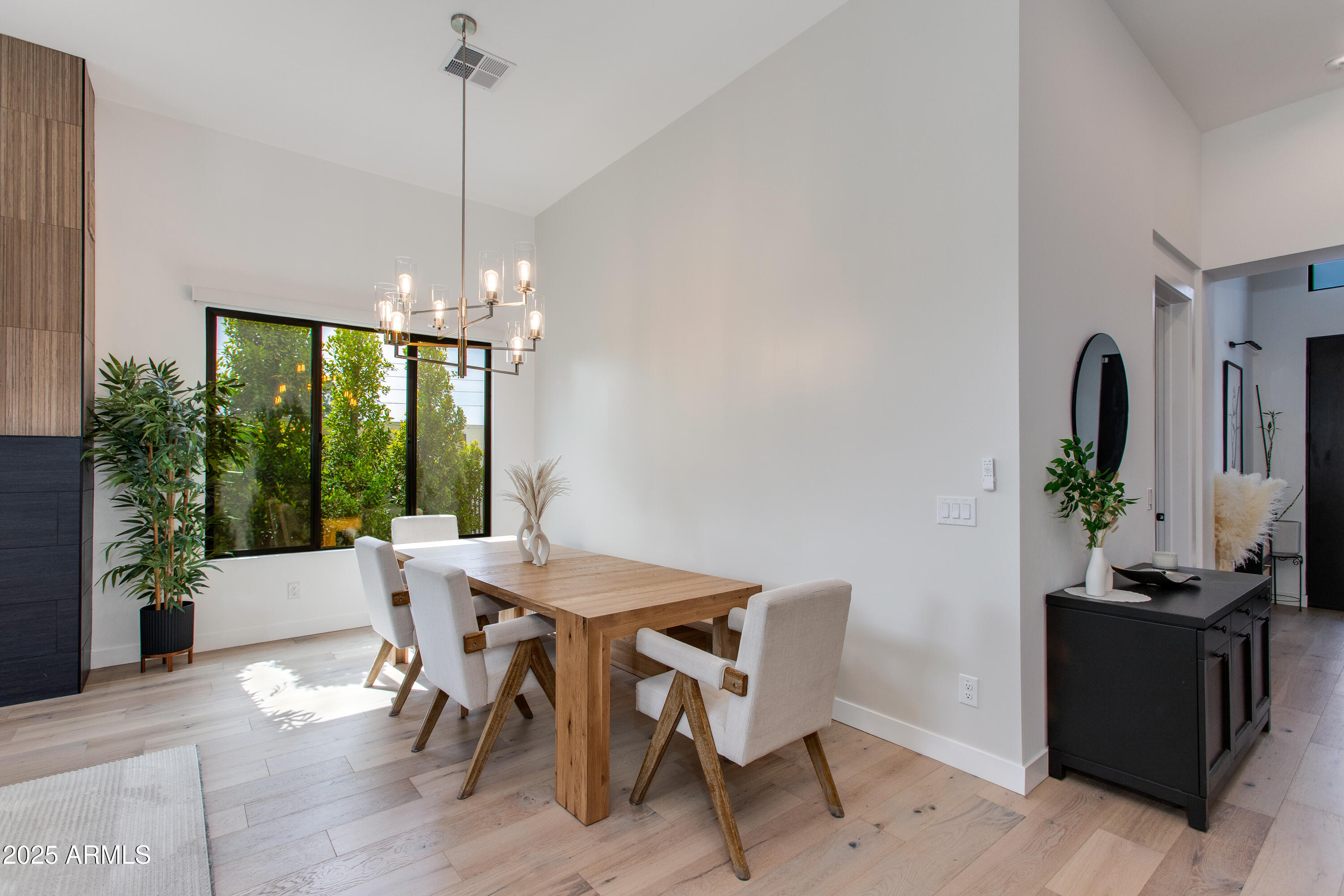 100 W NORTHERN Avenue, 1