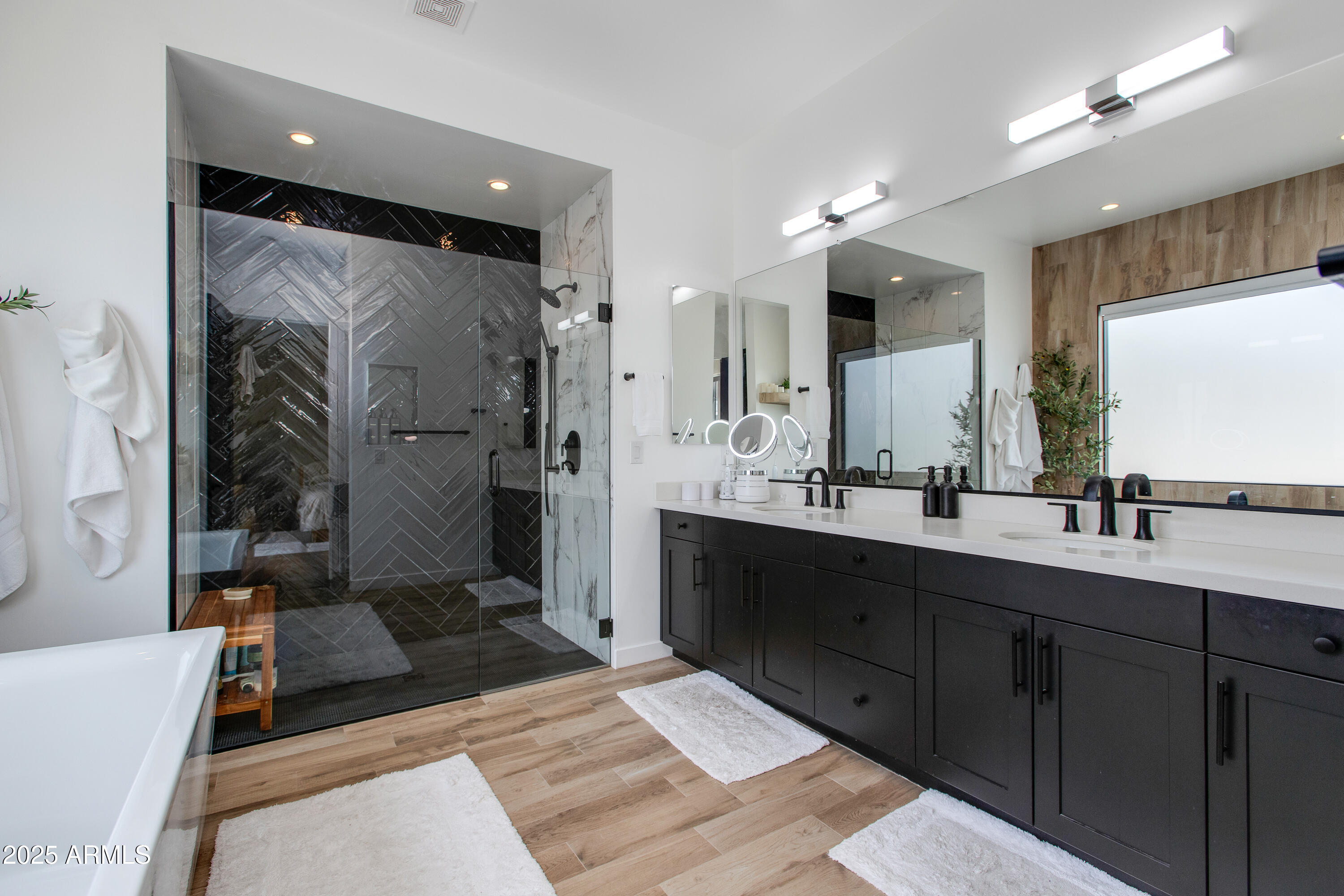 100 W NORTHERN Avenue, 1