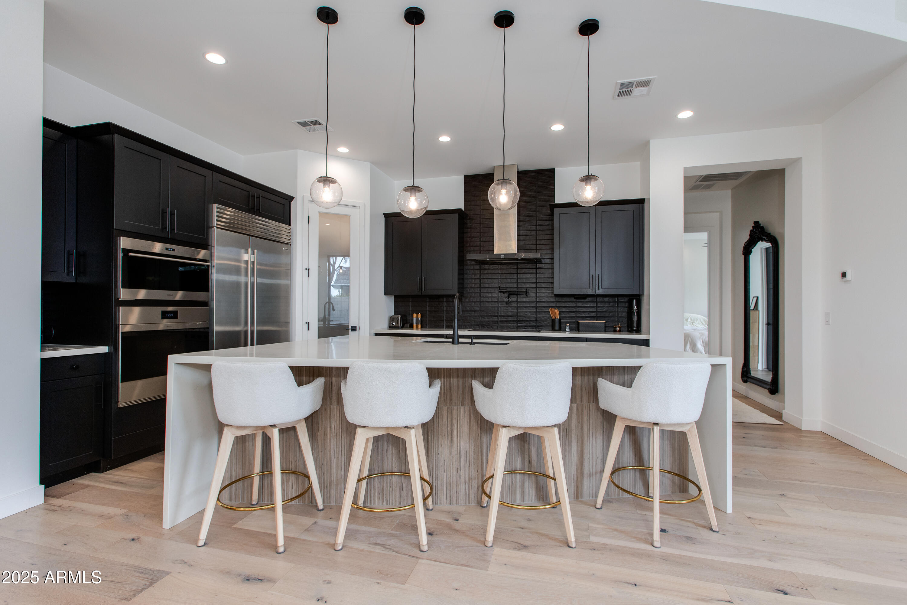 100 W NORTHERN Avenue, 1