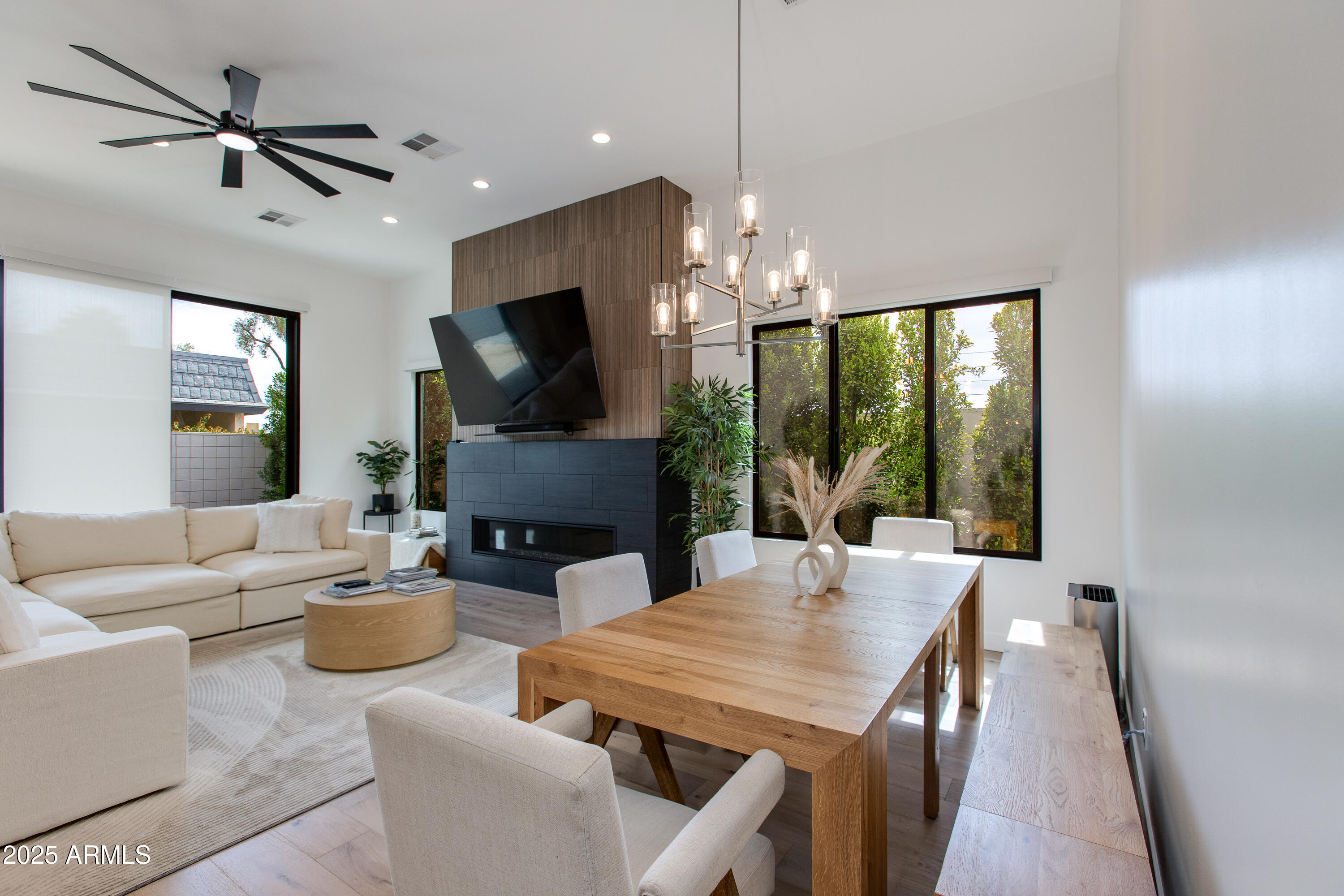 100 W NORTHERN Avenue, 1