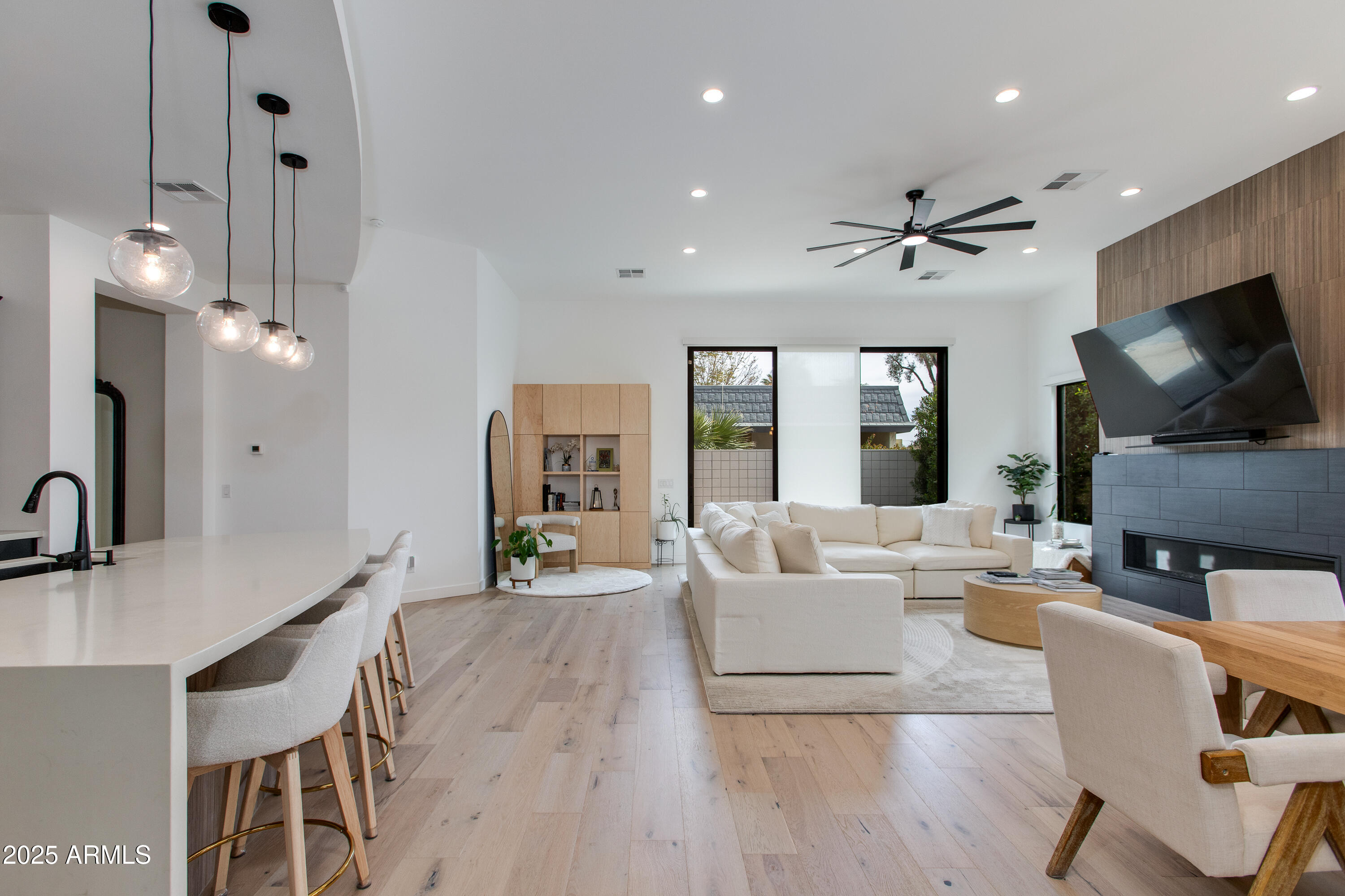 100 W NORTHERN Avenue, 1