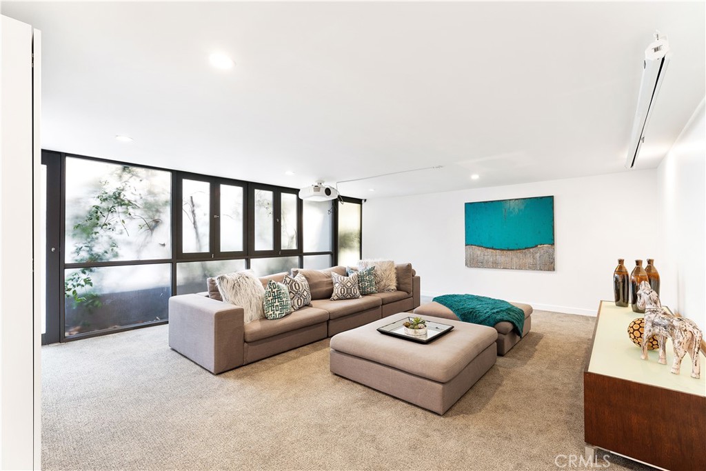 6225 Frondosa Drive