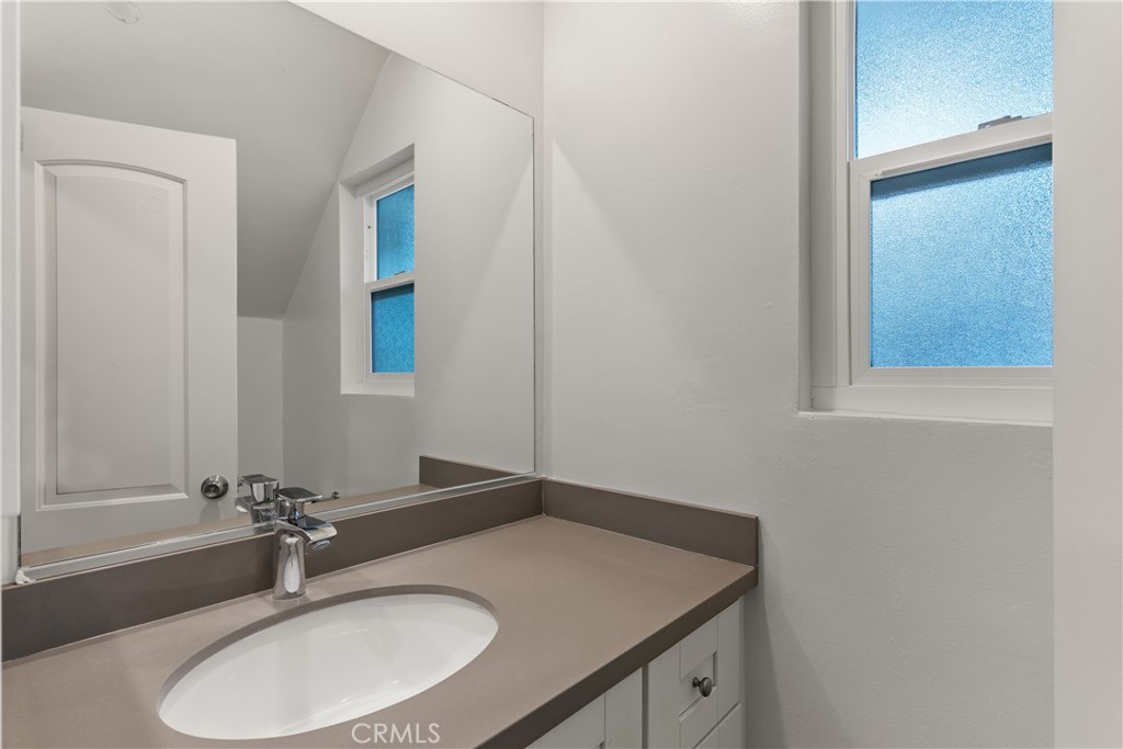 619 N Lucia Avenue N 1