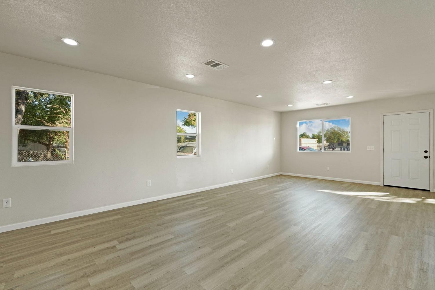 2703 E Poplar Street