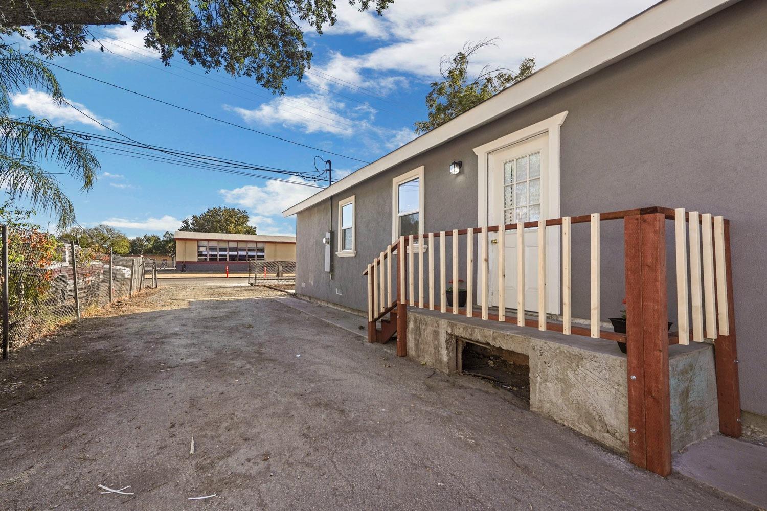 2703 E Poplar Street