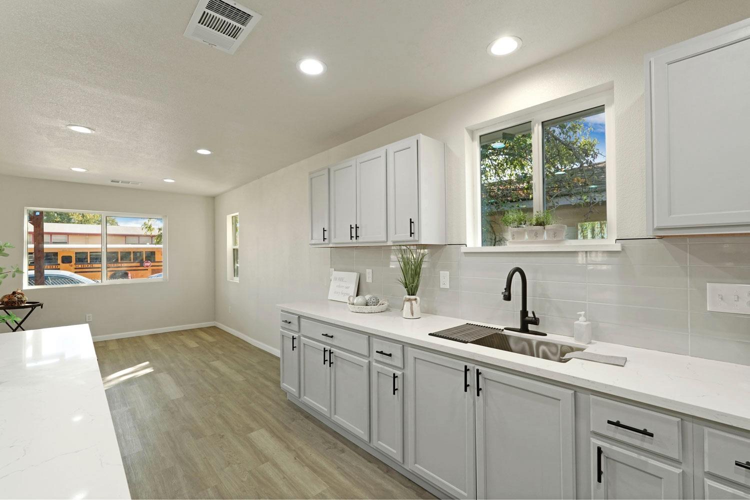 2703 E Poplar Street