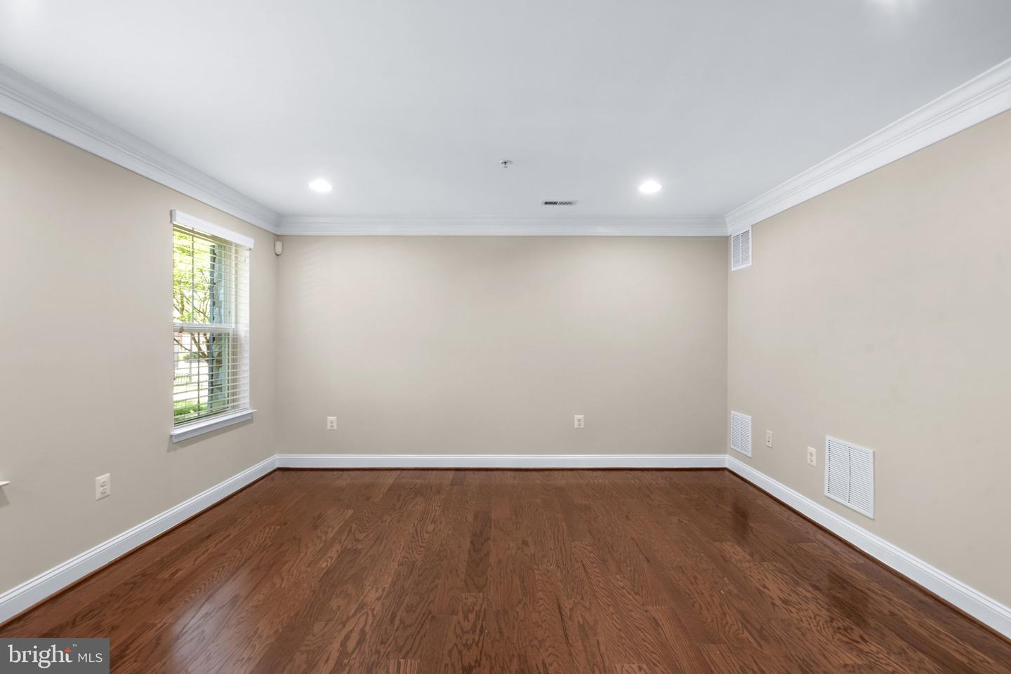 205 Vanguard Ln