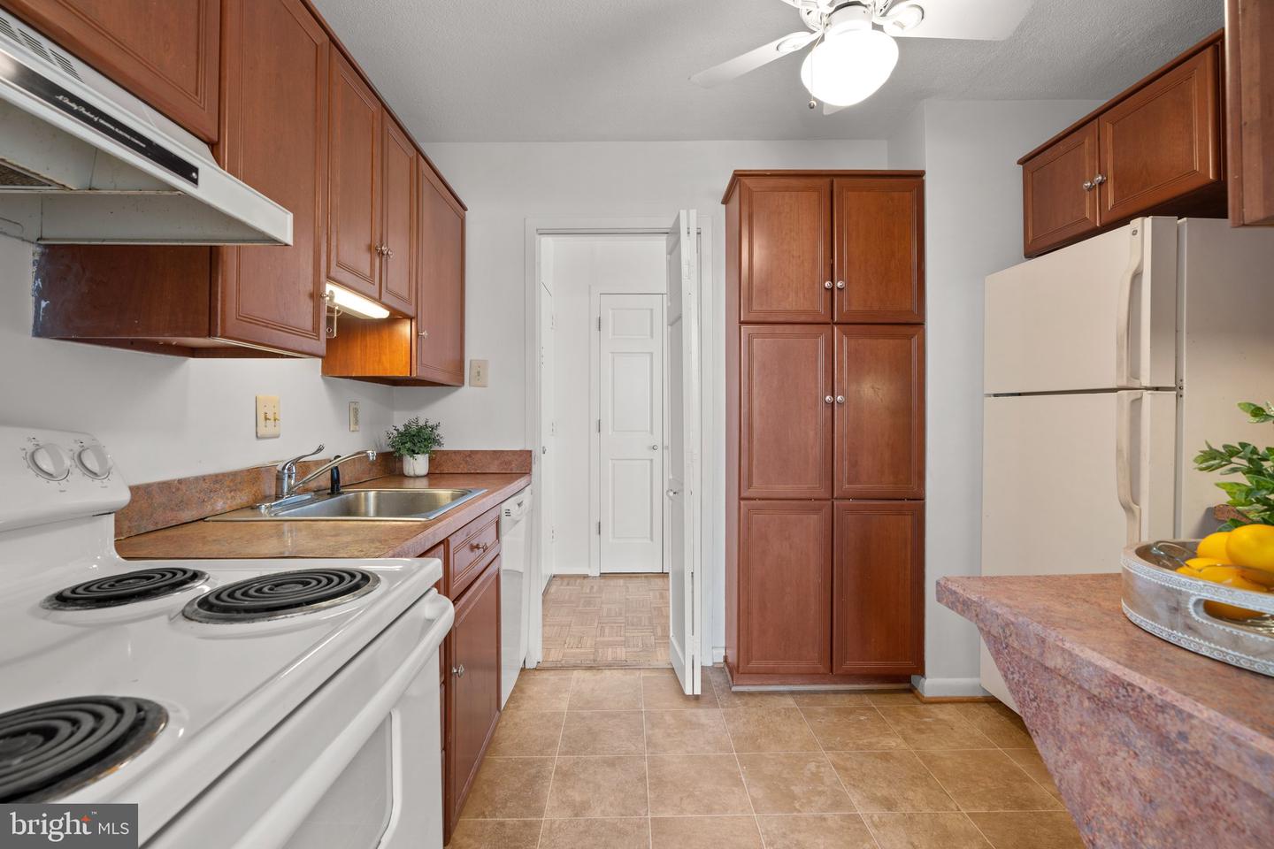 1 UNIVERSITY PARKWAY E Unit: 710