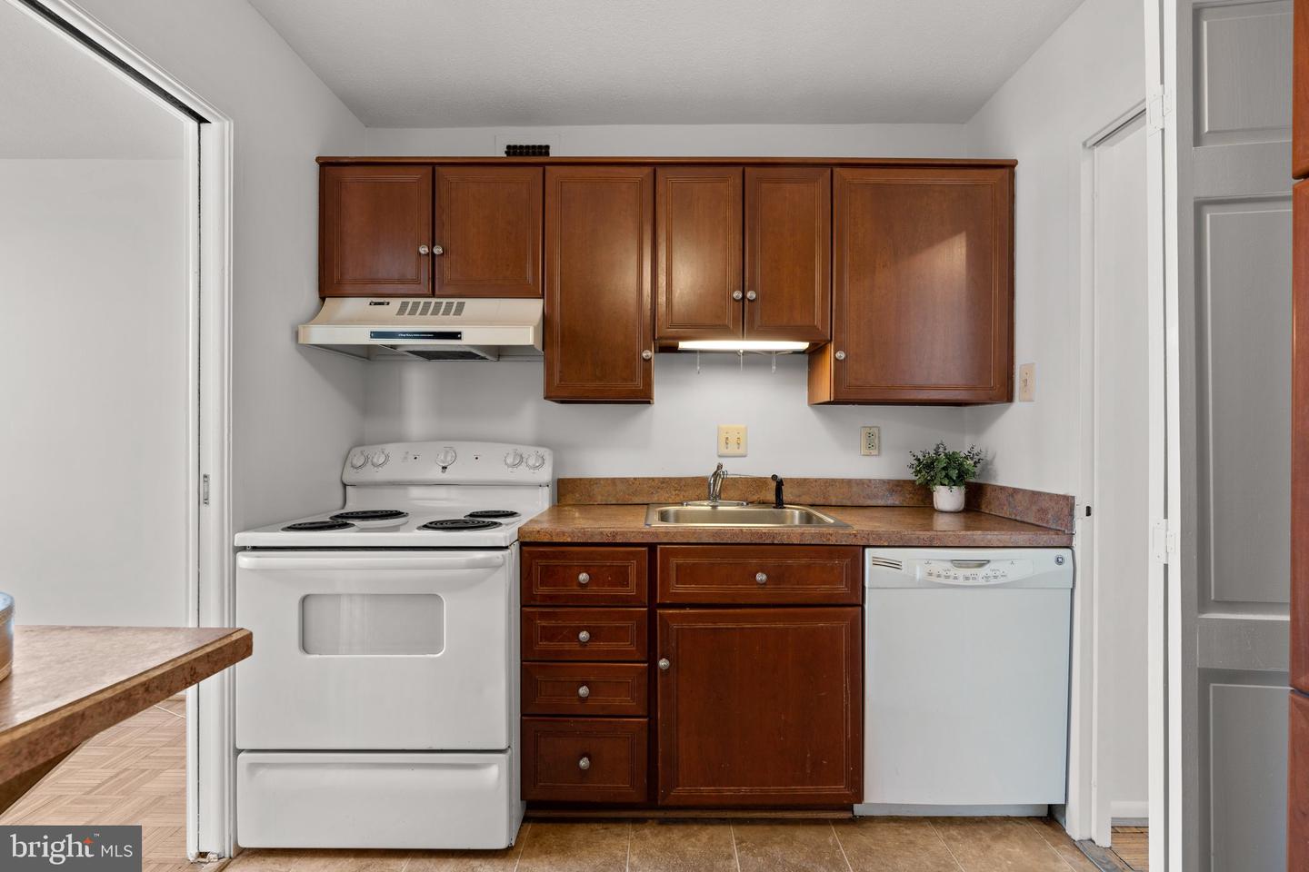 1 UNIVERSITY PARKWAY E Unit: 710