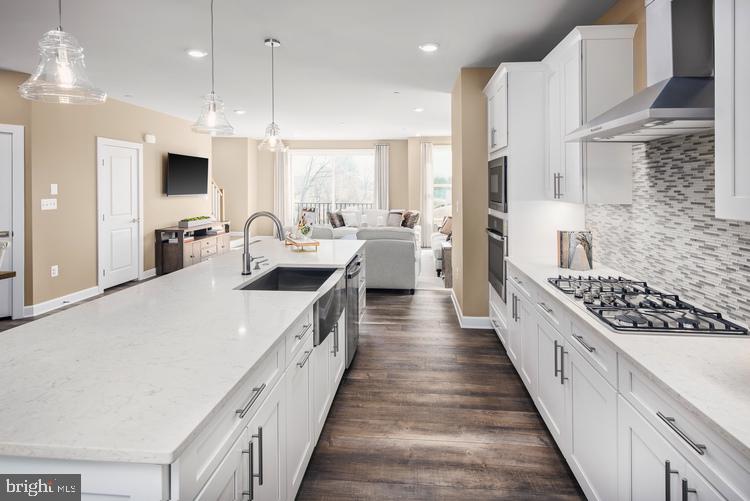 229 HICKORY HOLLOW COURT