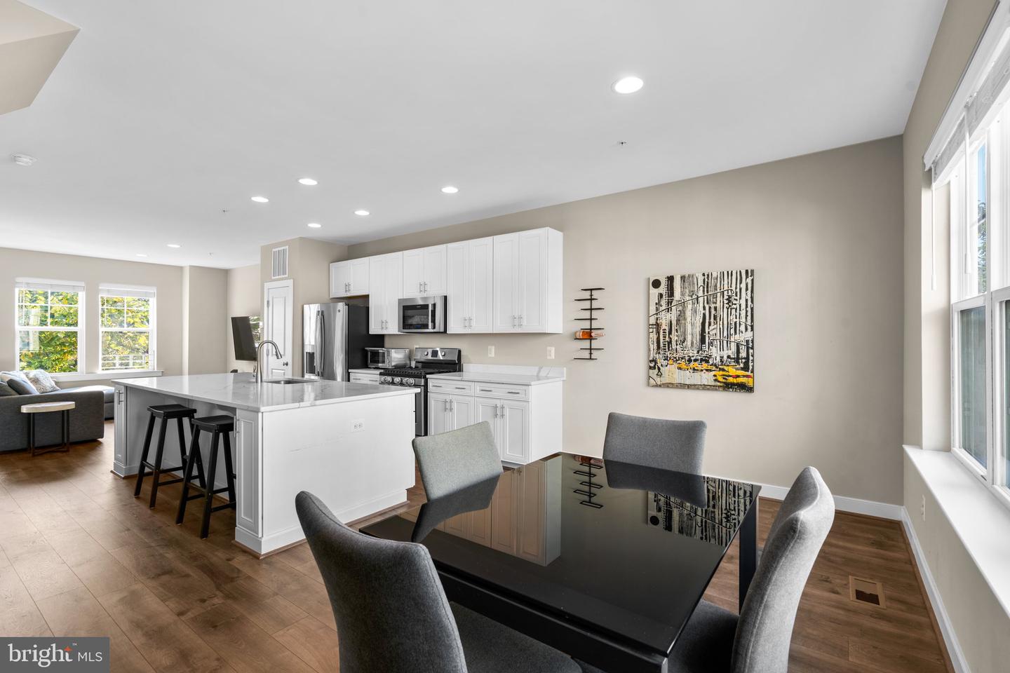 425 E Jefferson AVENUE
