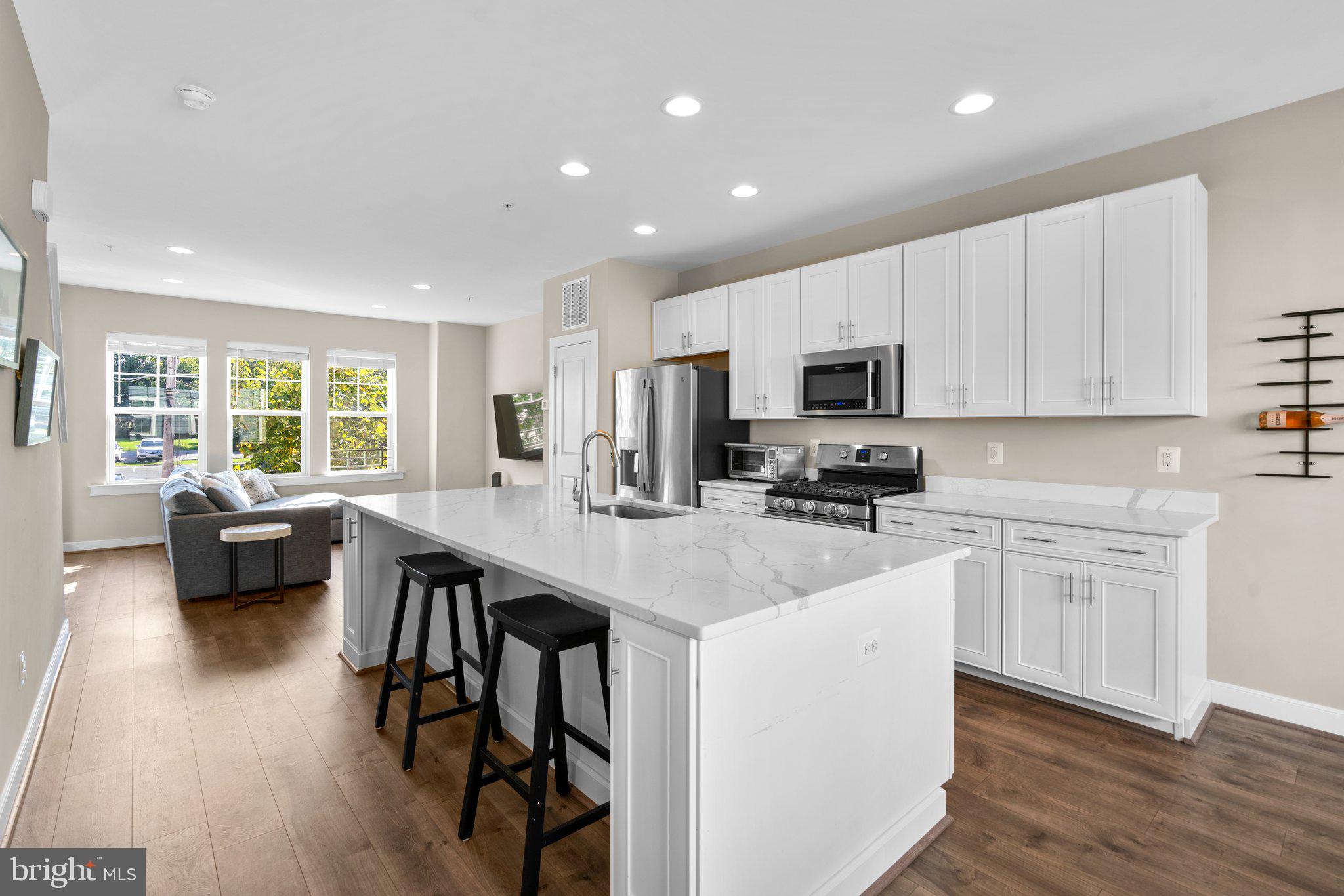 425 E Jefferson AVENUE