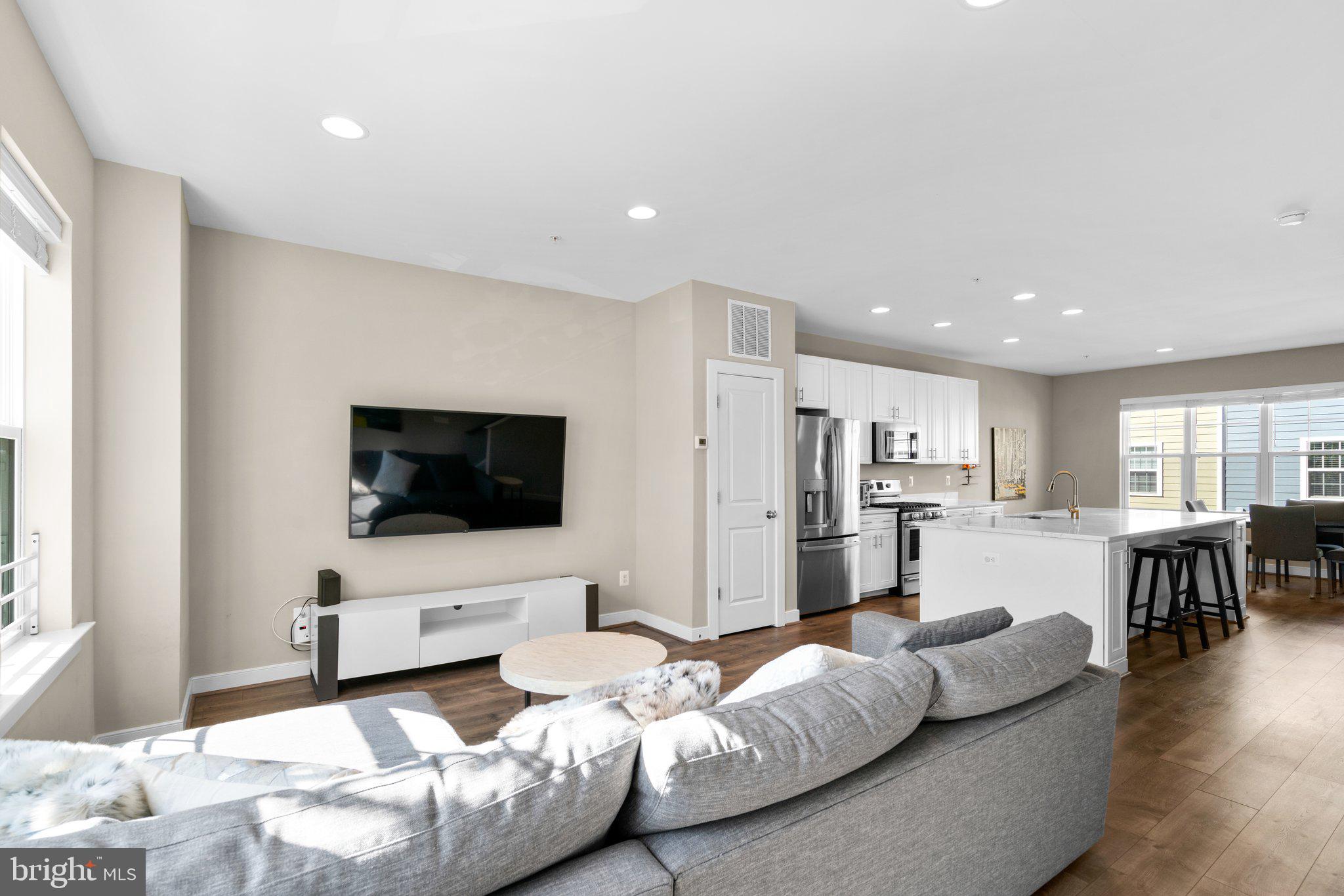 425 E Jefferson AVENUE