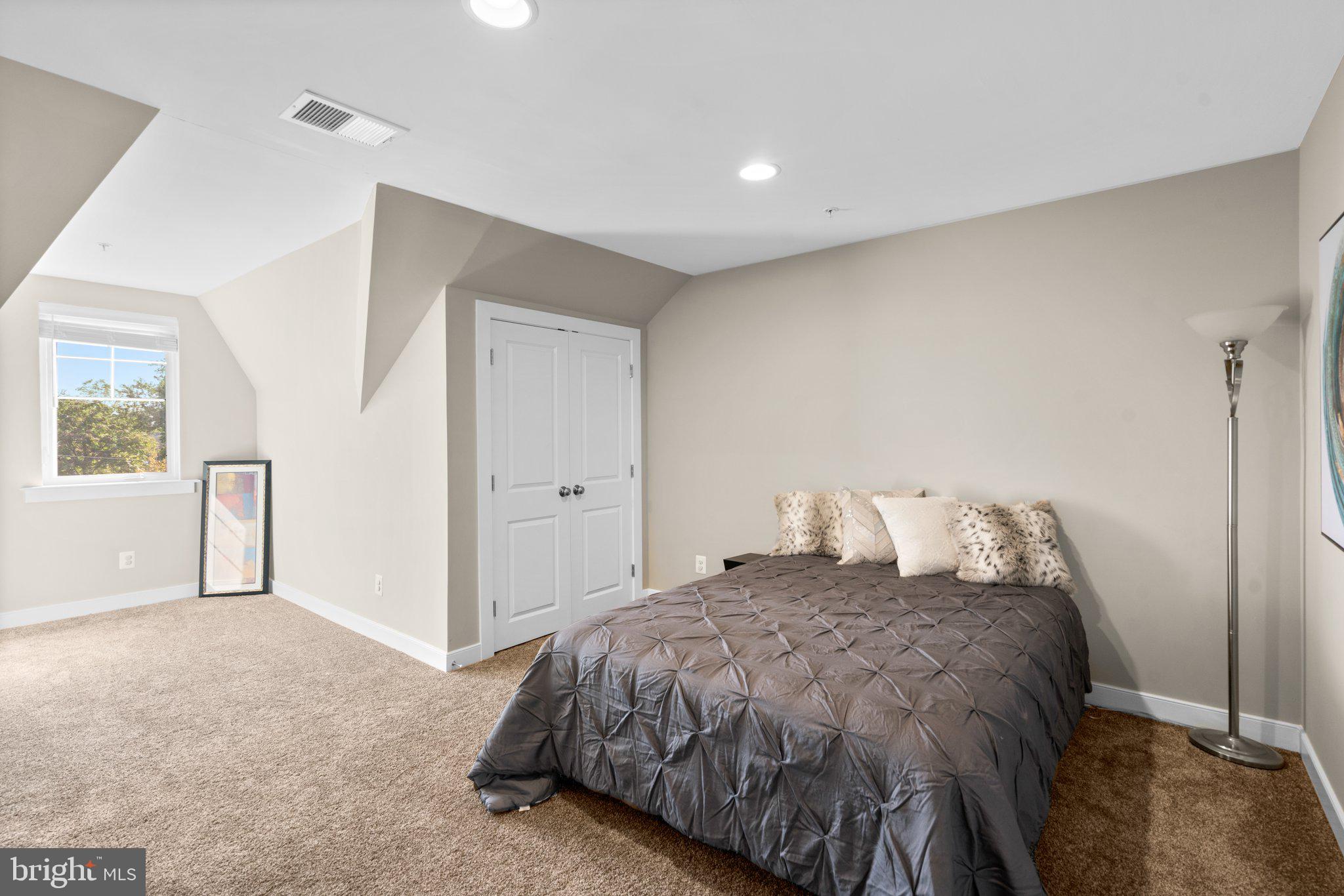 425 E Jefferson AVENUE