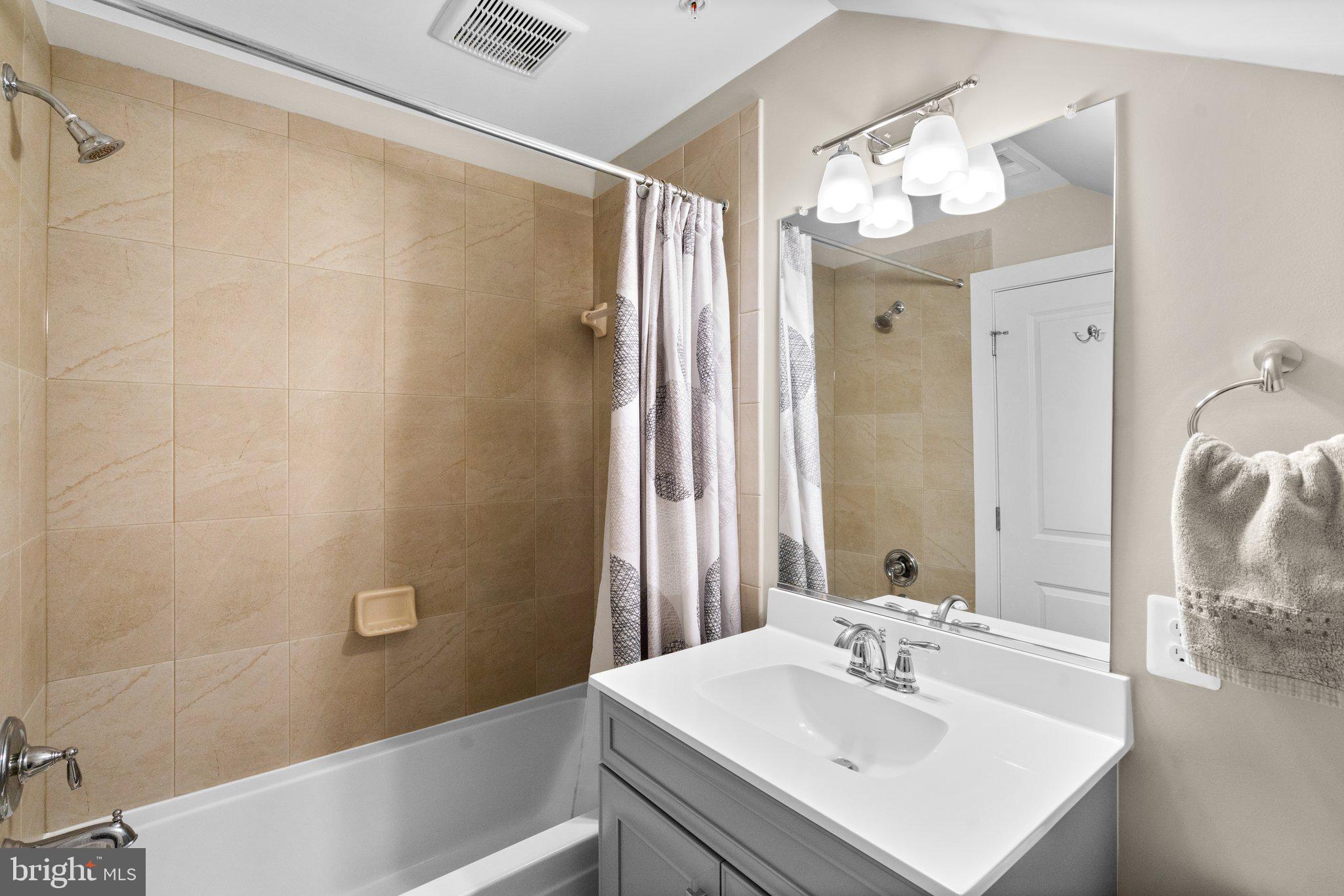 425 E Jefferson AVENUE