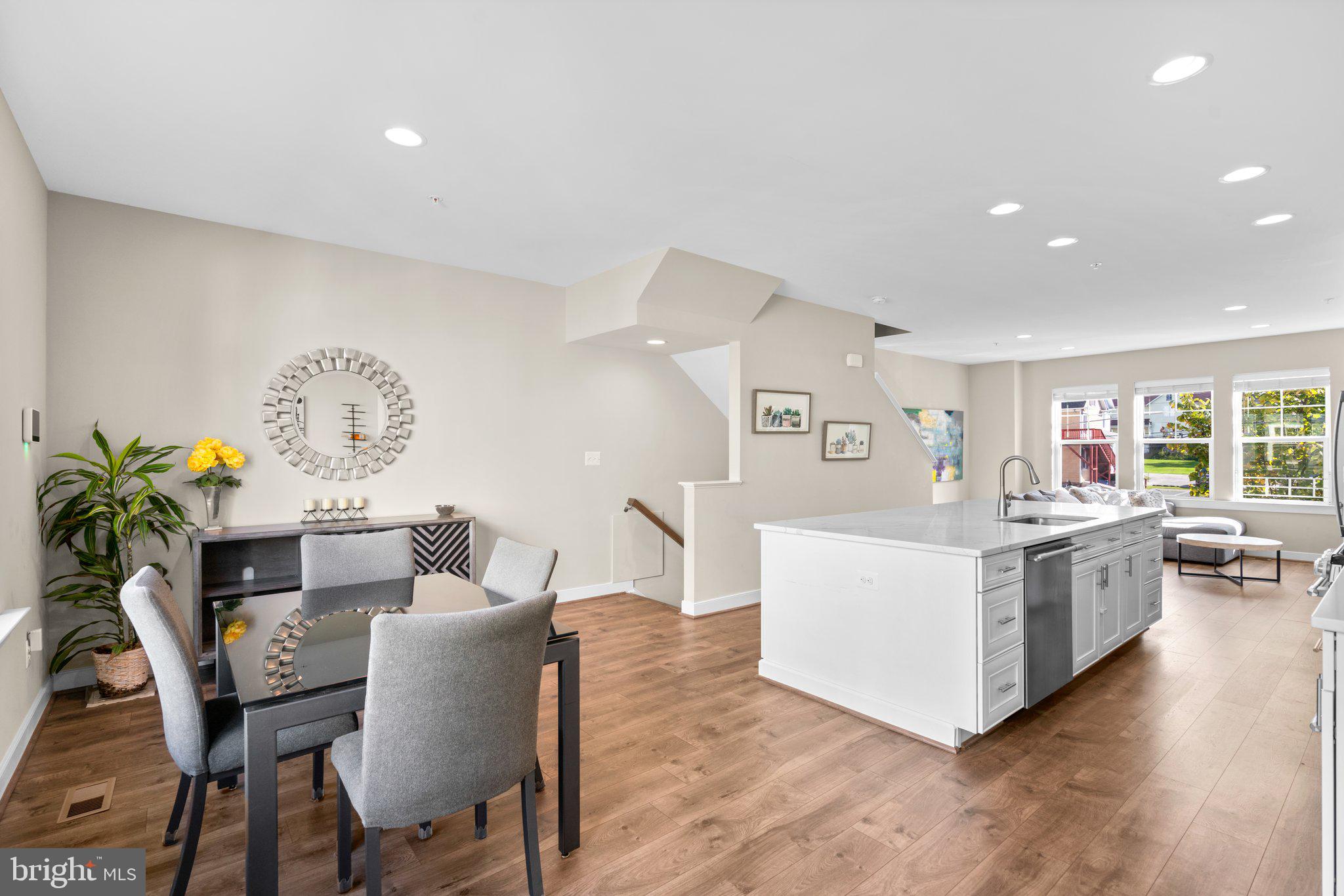 425 E Jefferson AVENUE