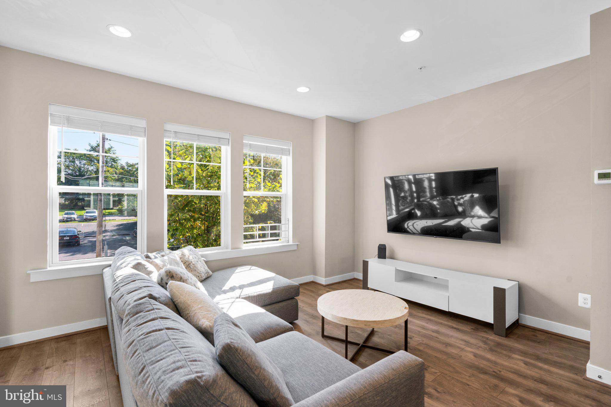 425 E Jefferson AVENUE