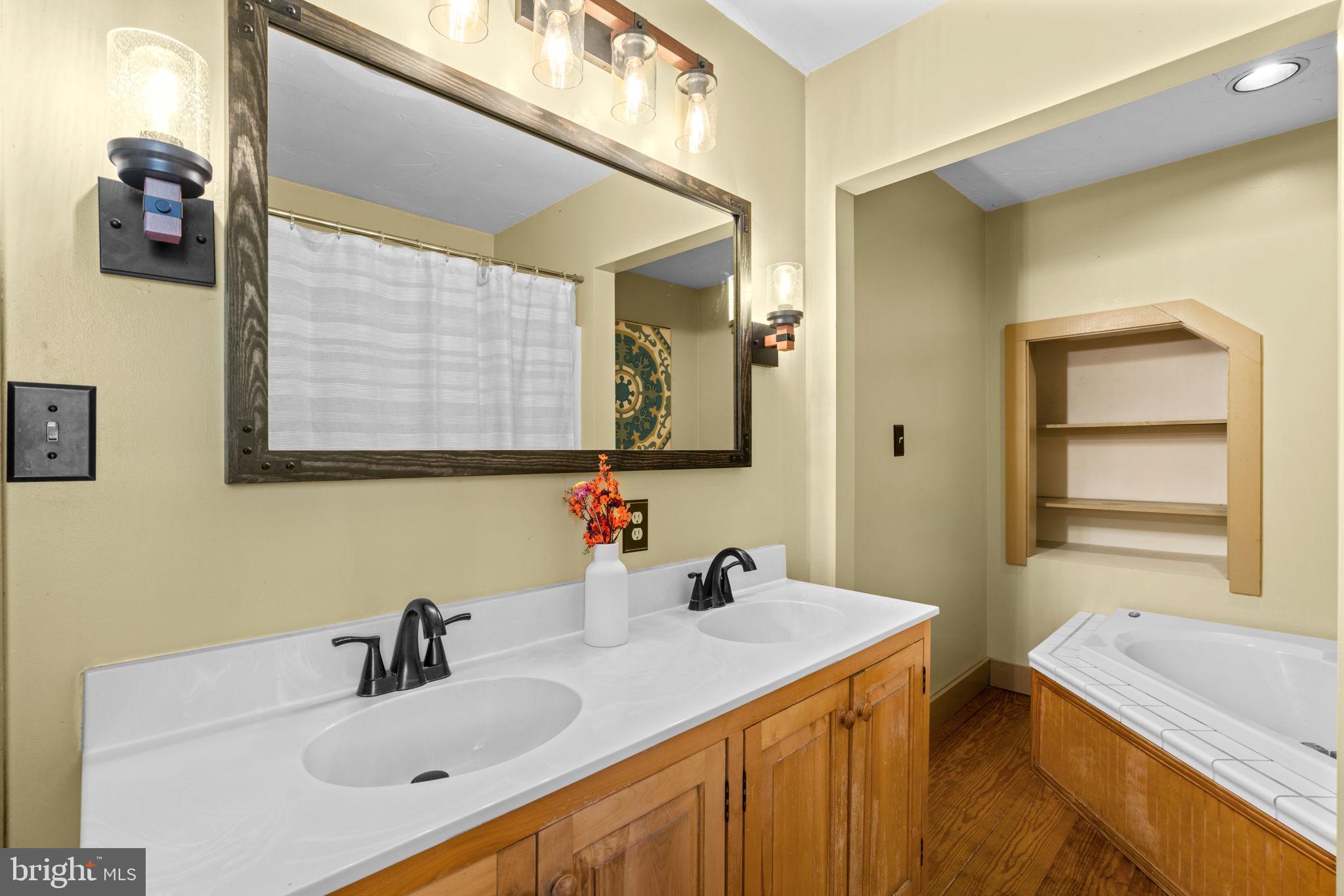 2472 FAIRWAY OAKS COURT