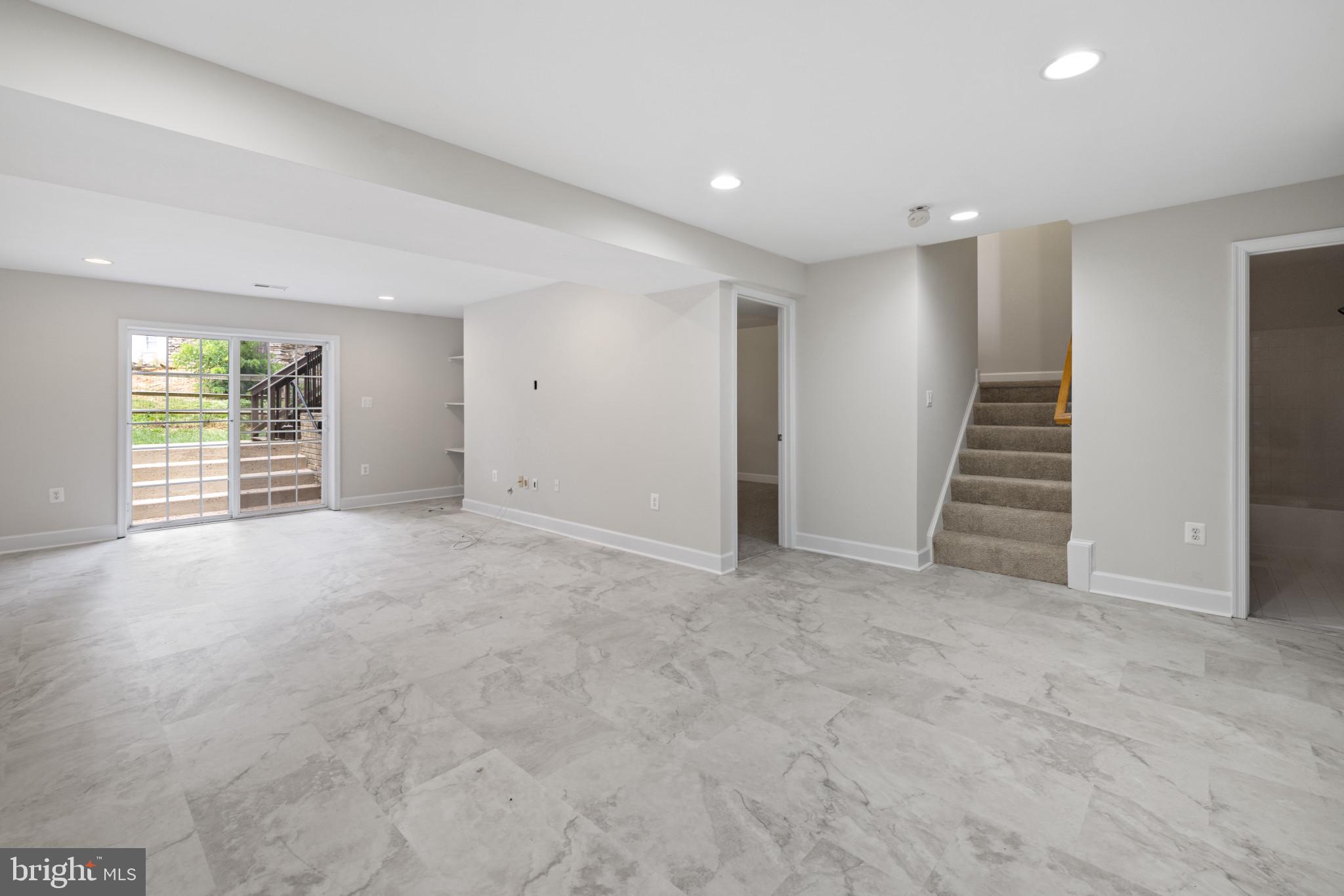 1820 N GREENLEESE DR