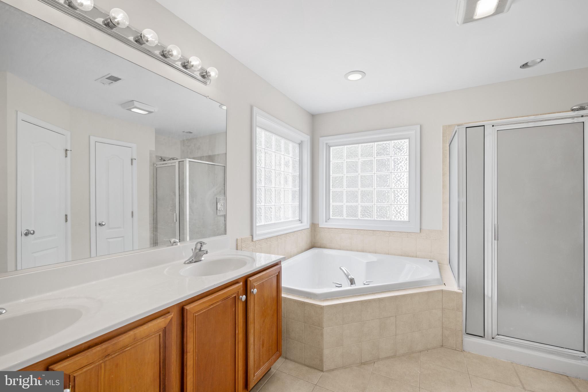 1820 N GREENLEESE DR