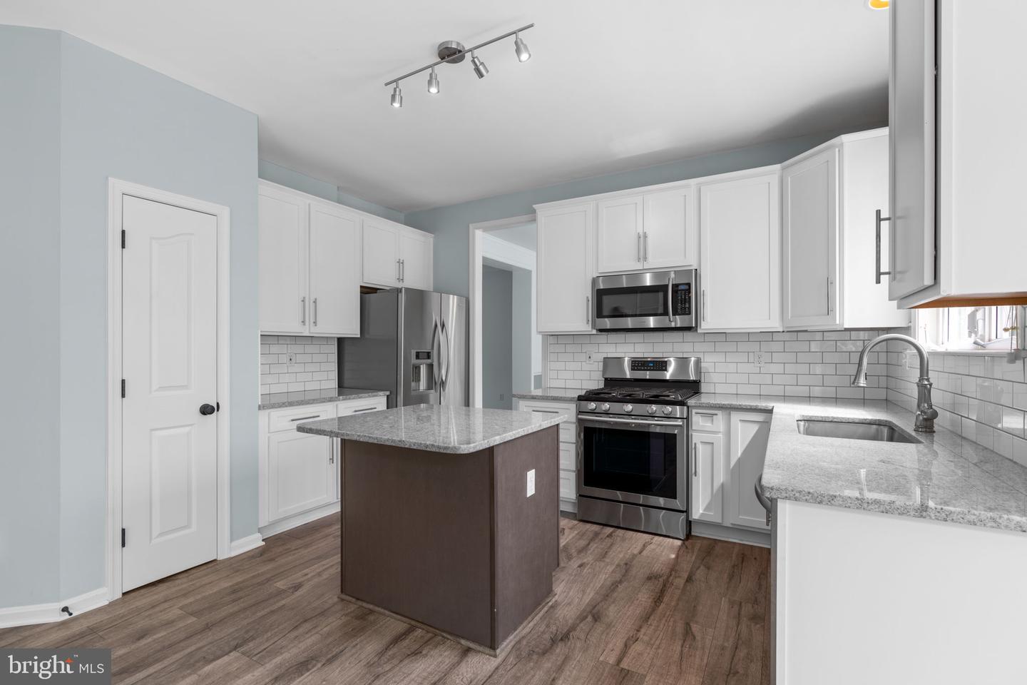 2186 OAK FOREST DRIVE