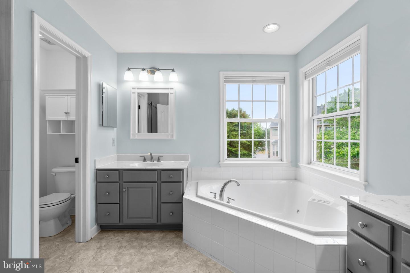 2186 OAK FOREST DRIVE