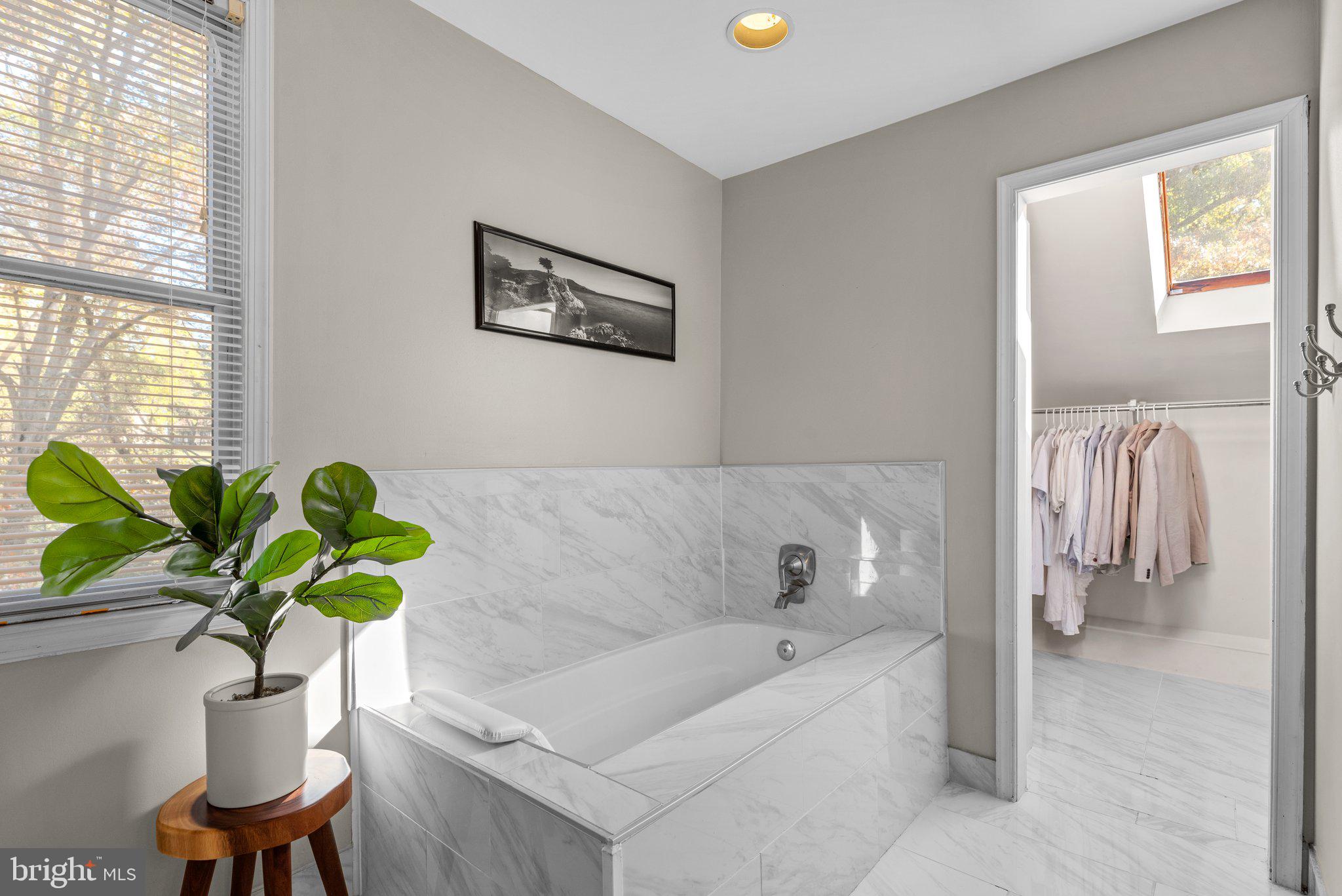 9512 Longlook LANE N