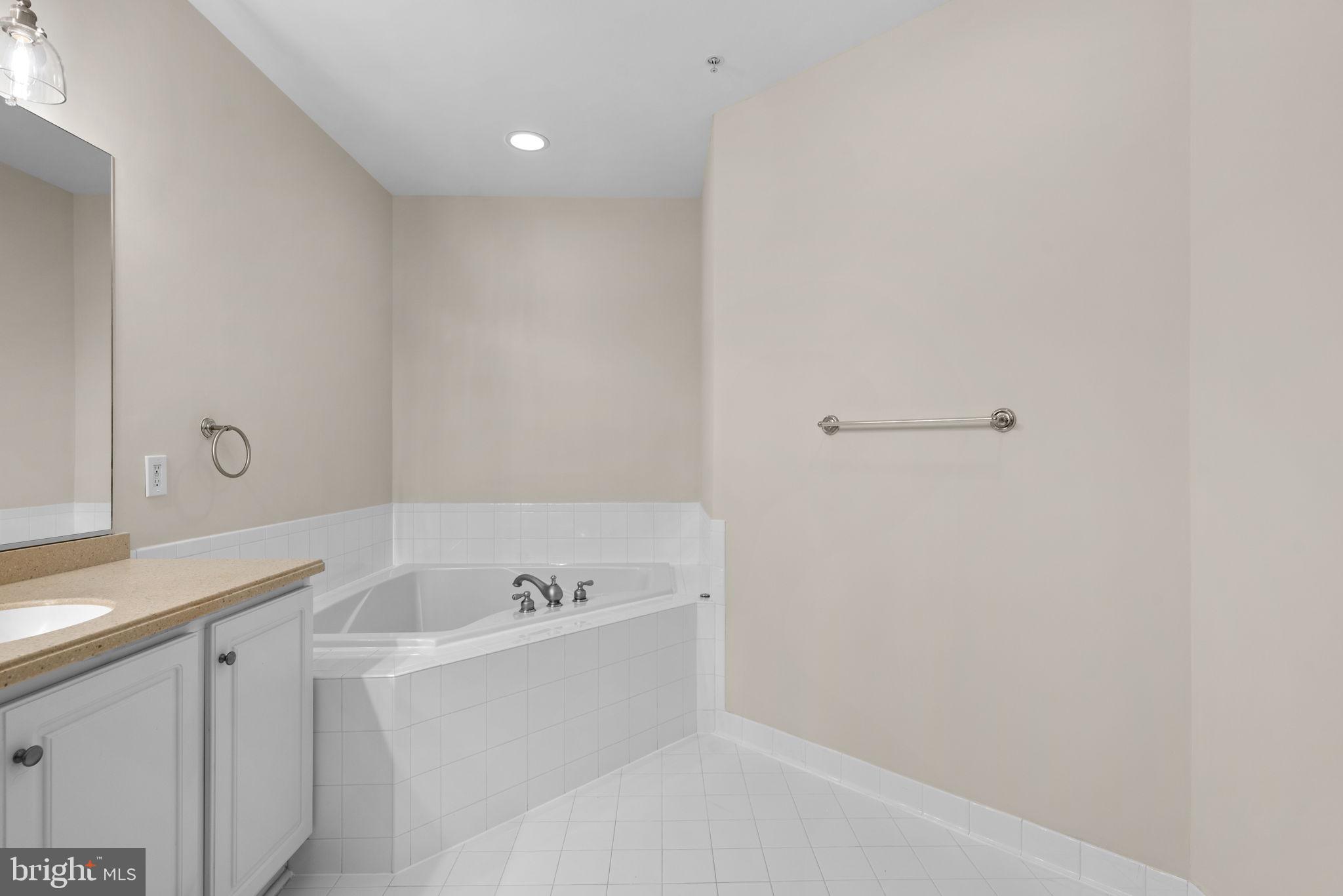 2530 Kensington Gdns #205