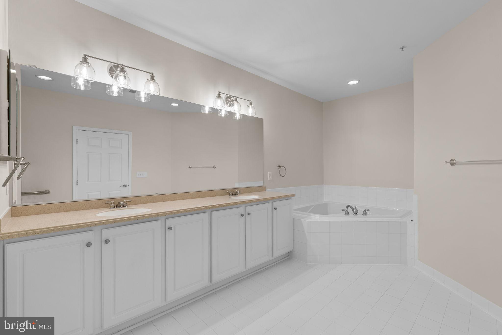 2530 Kensington Gdns #205