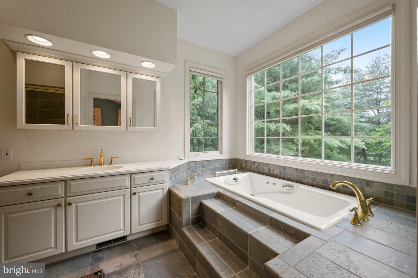 3106 Old Oak Dr