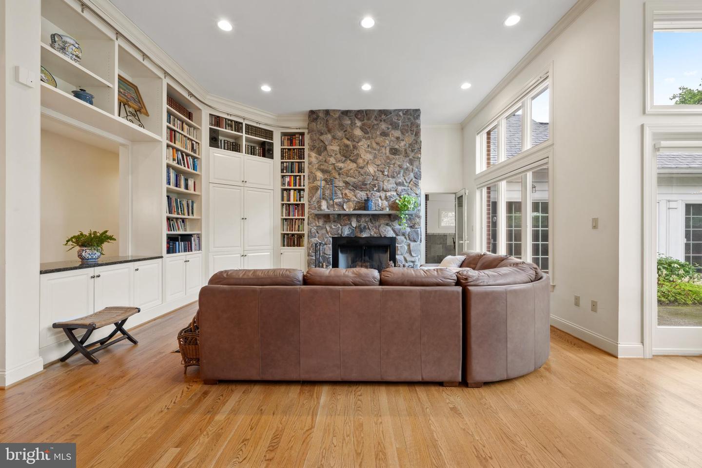 3106 Old Oak Dr