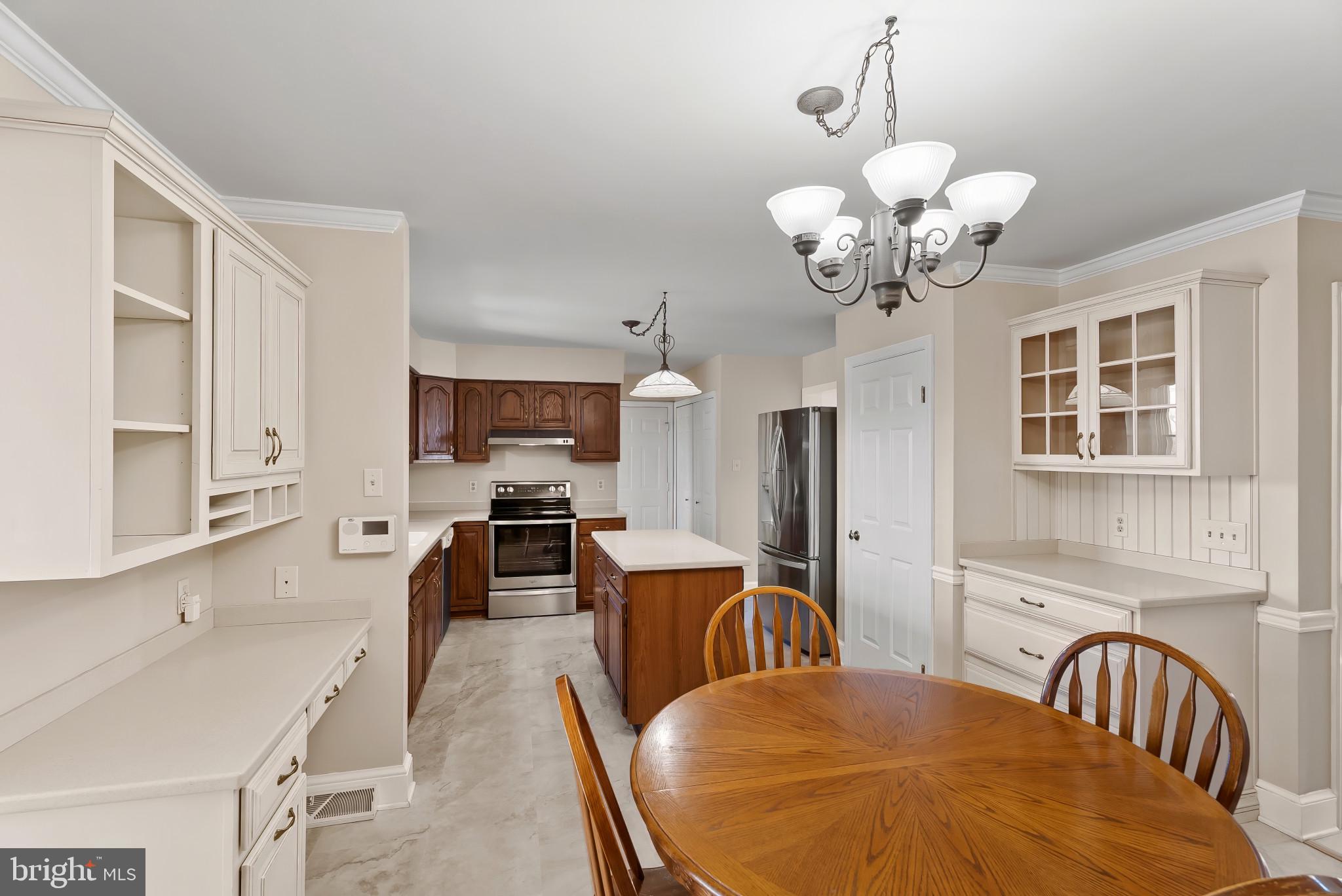 10 CARRIAGE HILL DRIVE