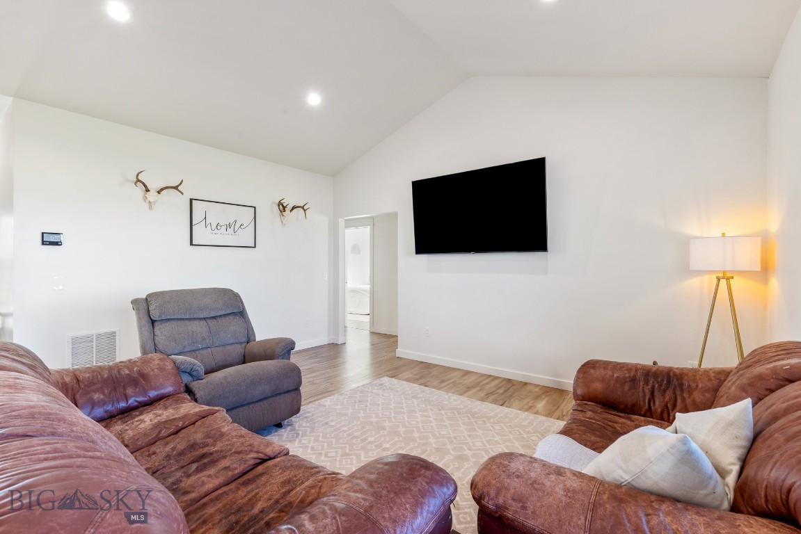 10 Mackenzie Mountain Way