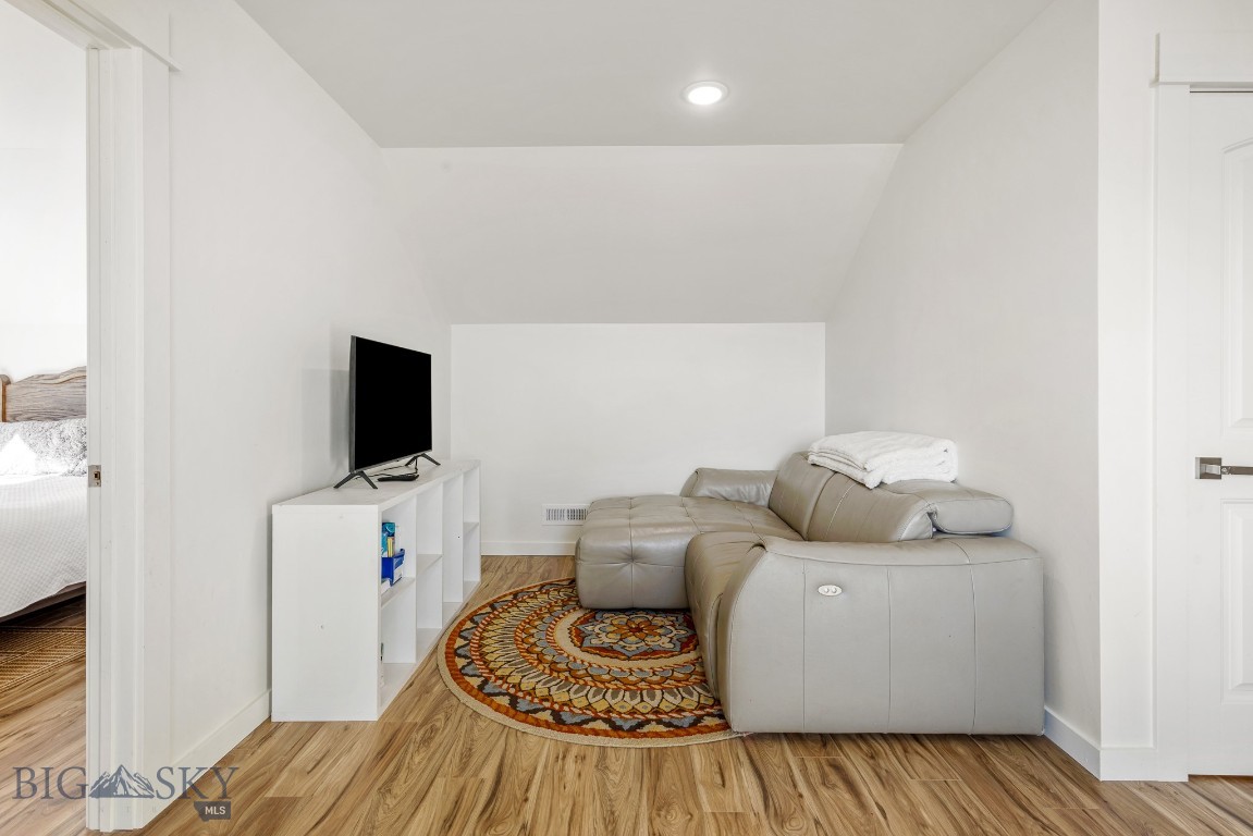 10 Mackenzie Mountain Way