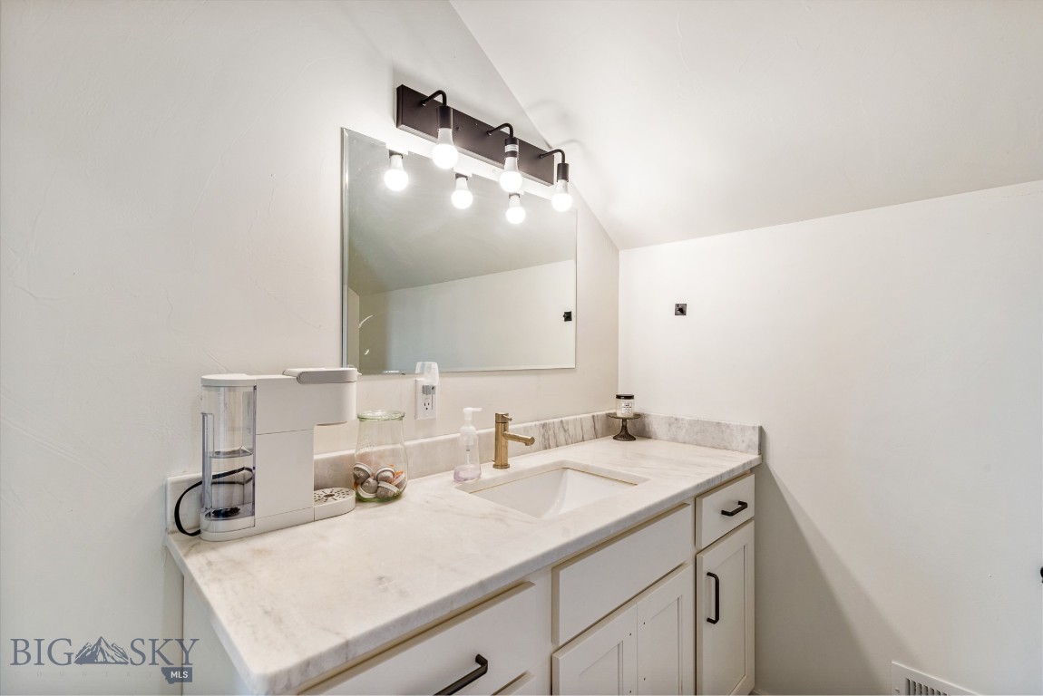 10 Mackenzie Mountain Way