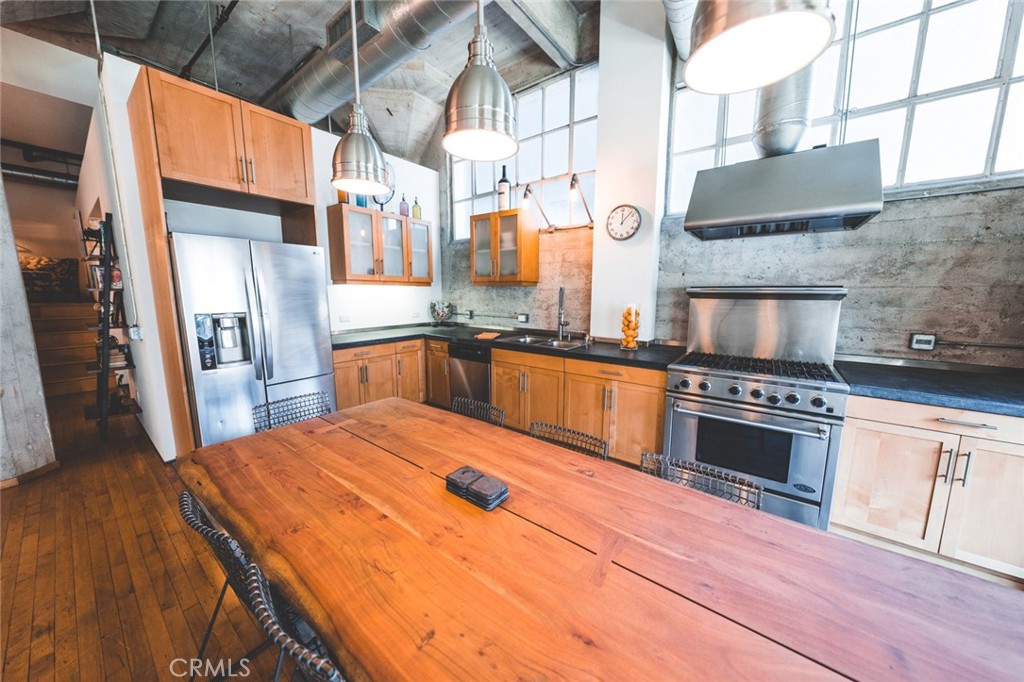 115 W 4th Street Unit: 211