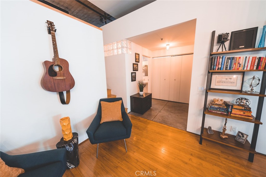 115 W 4th Street Unit: 211