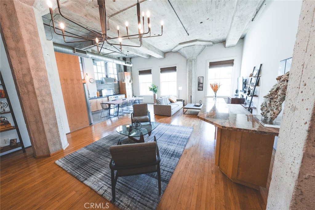 115 W 4th Street Unit: 211