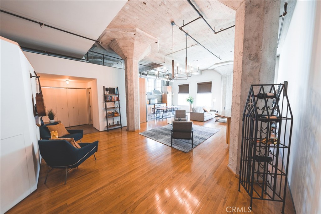 115 W 4th Street Unit: 211