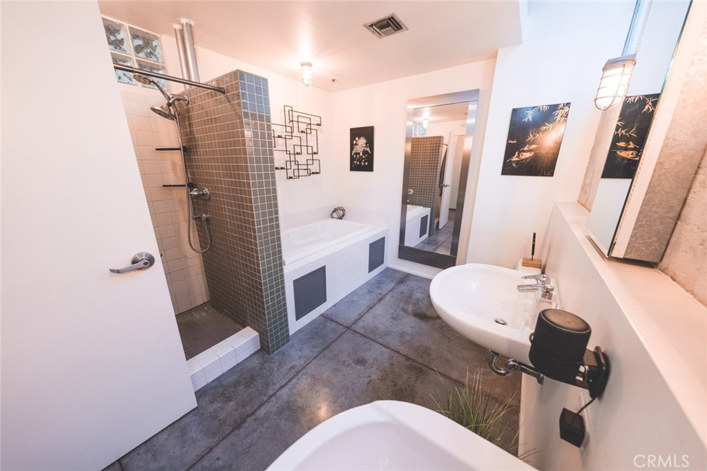 115 W 4th Street Unit: 211