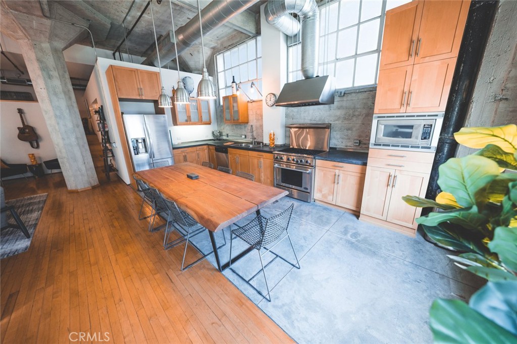 115 W 4th Street Unit: 211