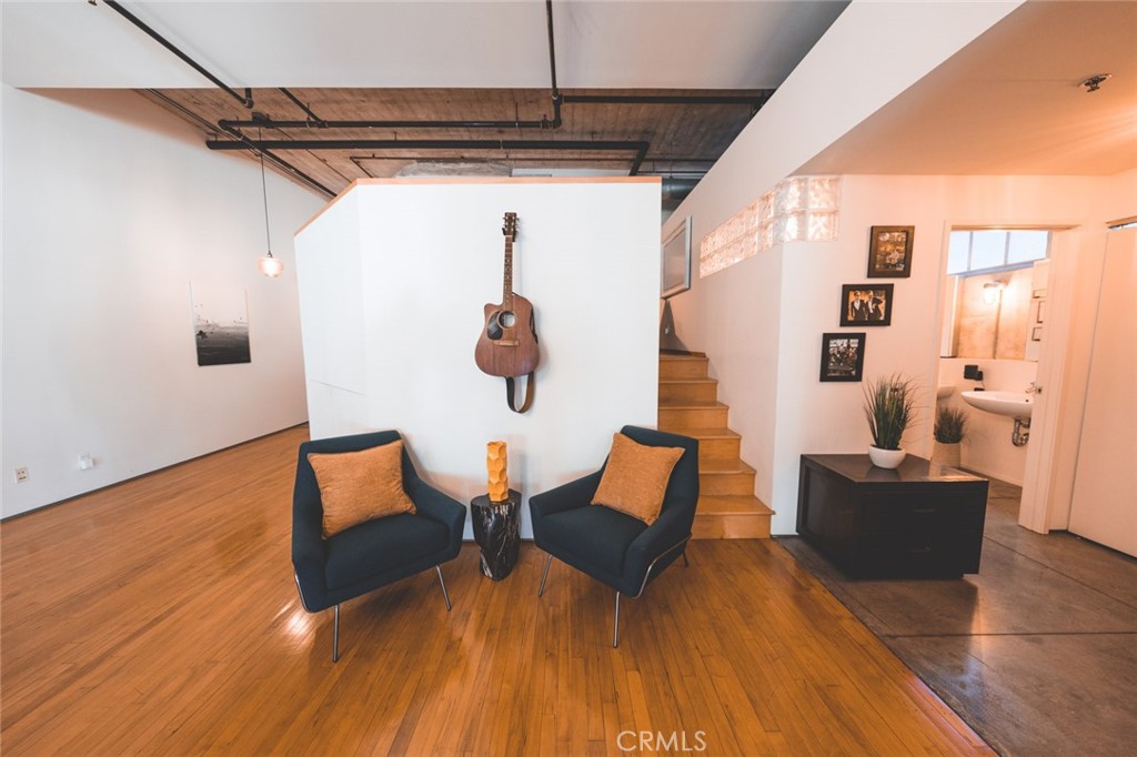 115 W 4th Street Unit: 211