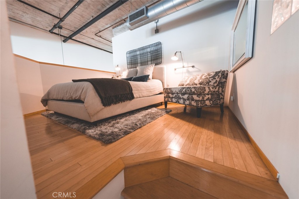 115 W 4th Street Unit: 211