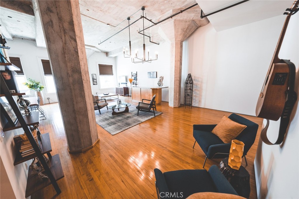 115 W 4th Street Unit: 211