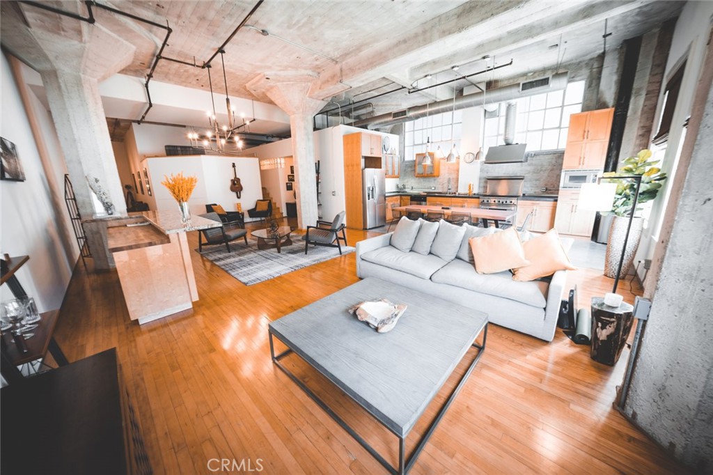 115 W 4th Street Unit: 211