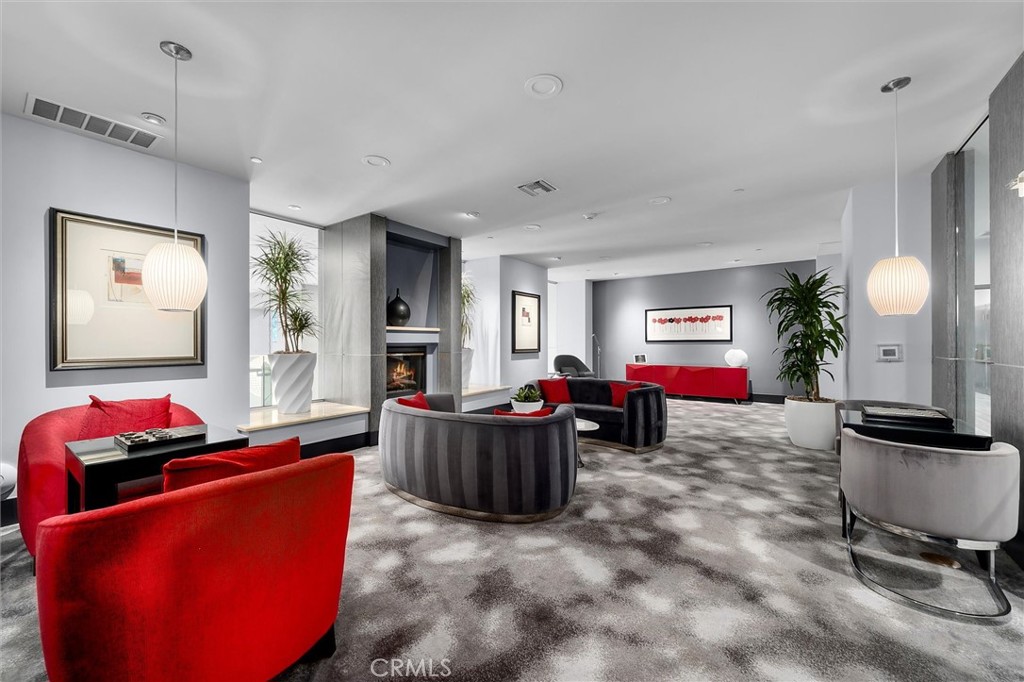 400 W Ocean Boulevard 605